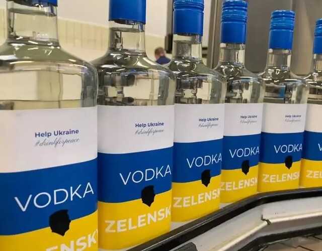 В Швейцарии начали выпускать "Vodka Zelensky": вся прибыль идет на помощь украинцам