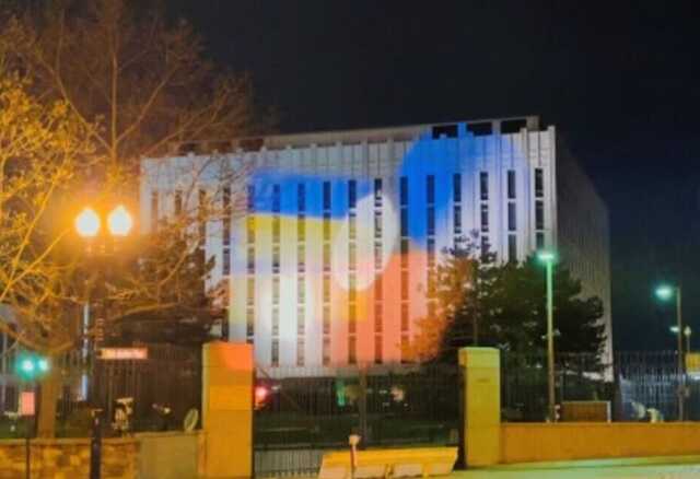 В США провели акцию в поддержку Украины: здание посольства РФ стало желто-голубым