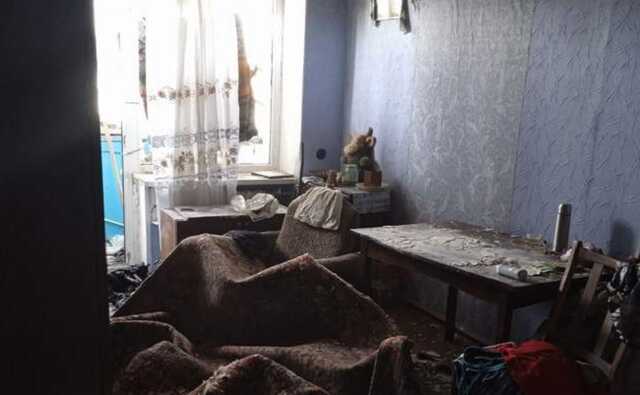 В Чернигове пожилые супруги живут в сгоревшей квартире с поваленной стеной