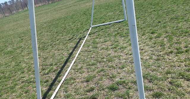 В Житомирской области на 17-летнего юношу упали футбольные ворота: парень умер