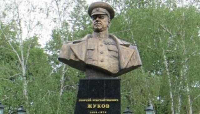 В Харькове демонтировали памятник Жукову
