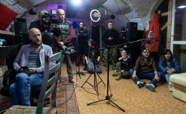 В бомбоубежище Харькова презентовали книгу "Баю, бляха, бай" Мансбаха в переводе Сергея Жадана