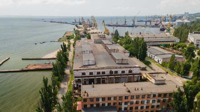 Оккупанты разрушили Азовский судоремонтный завод – старейшее предприятие Мариуполя