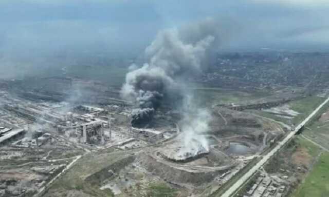 РФ четвертый день бомбардирует "Азовсталь". Арестович рассказал о ситуации в Мариуполе