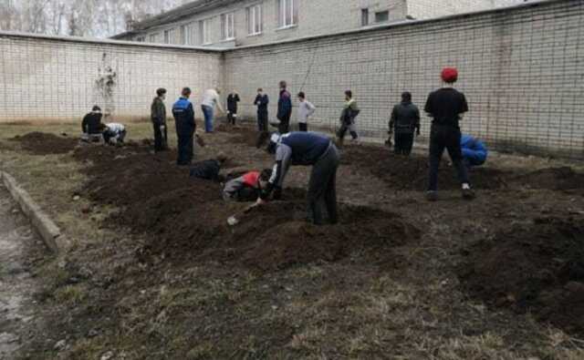 В России студентов учат рыть окопы