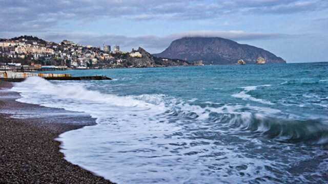 На пляжи оккупированного Крыма выносит части формы российских военных