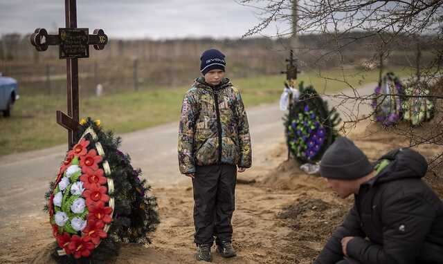 "Сердце разрывается": в сети показали фото 10-летного мальчика у могилы матери в Буче
