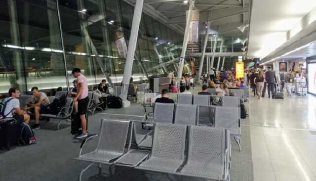 Аэропорт в Варшаве закрыт из-за угрозы взрыва в самолете. Рейсы приостановлены