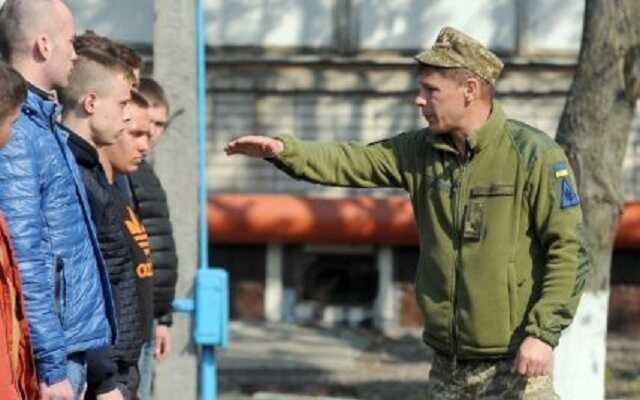 Во Львове мужчина за взятку пытался вывезти призывника за границу