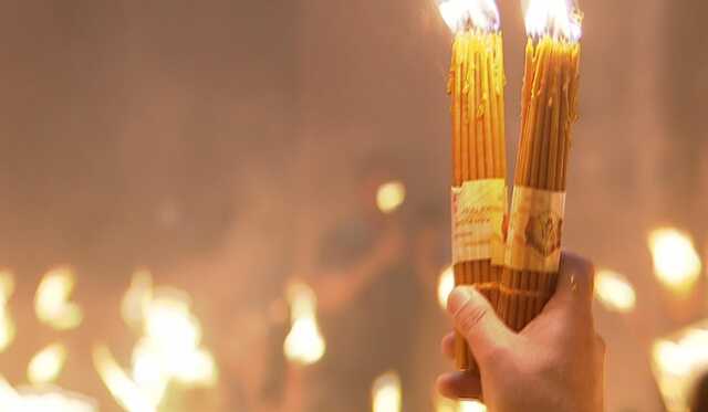 В Украину привезли Благодатный огонь: святыню уже встретили на Волыни и в Одессе