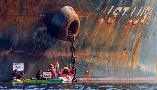 Эко-активисты заблокировали проход танкера с российской нефтью в Норвегии