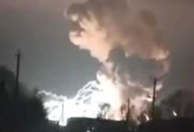 Горит и детонирует: на Луганщине снова "курили" возле склада с боеприпасами