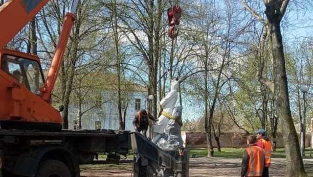 У памятника Пушкину в Конотопе при демонтаже отвалилась голова