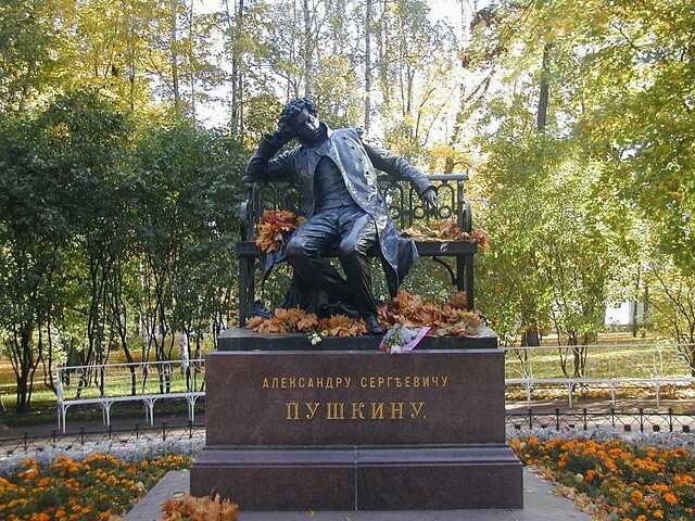 Росія зазвичай наступає двома ешелонами: у першому Пушкін і балет, у другому – танки