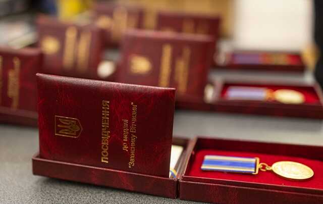 "Мы стоим благодаря Героям!" Зеленский почтил память и наградил защитников Украины