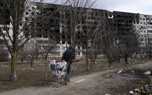 Гетто и никаких возмещений: оккупанты в Мариуполе распространяют открытки с "правилами жизни"