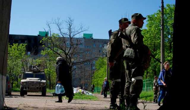 Сезон "охоты" открыт. В Мариуполе оккупанты "вылавливают" бюджетников