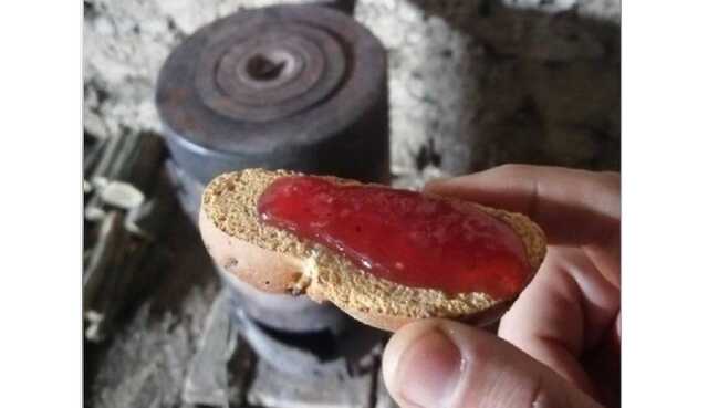 Едим раз в день, а сухарик с вареньем был нашей пасхой, – защитник Мариуполя