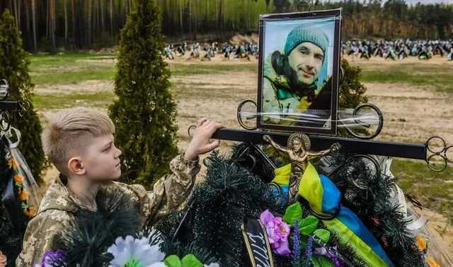 В Ирпене сын постоянно навещает могилу отца-Героя, погибшего во время обороны Ирпеня