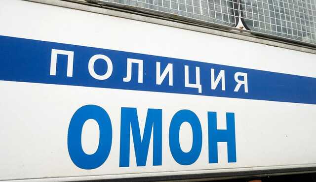 В центре Москвы мужчина коктейлем Молотова поджег машину ОМОНа