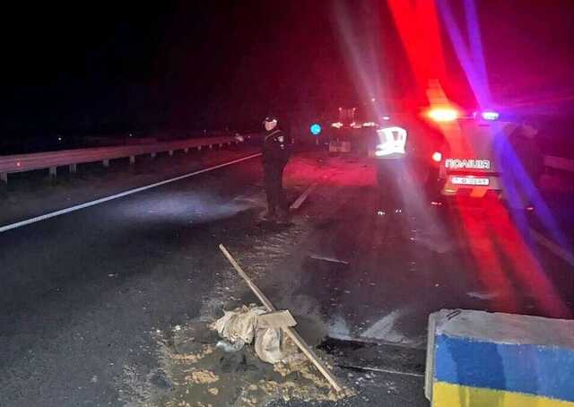 На Киевщине легковушка на скорости протаранила бетонные блоки: есть погибший