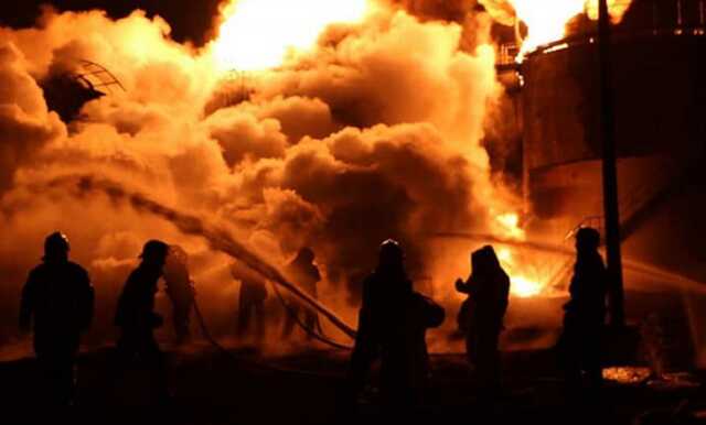 Под Харьковом оккупанты обстреляли фабрику: вспыхнул пожар, есть погибший