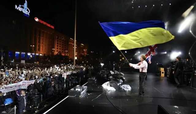 Легенда The Beatles Пол Маккартні вийшов на сцену із прапором України