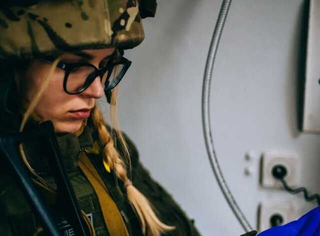 Парамедик, фото которой стало вирусным, рассказала о самом страшном на войне