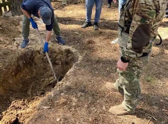 На Киевщине нашли тела двух мужчин, которых россияне расстреляли и переехали танком