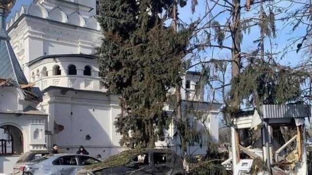 В сети рассказали о последствиях обстрела Святогорской Лавры: ранены люди