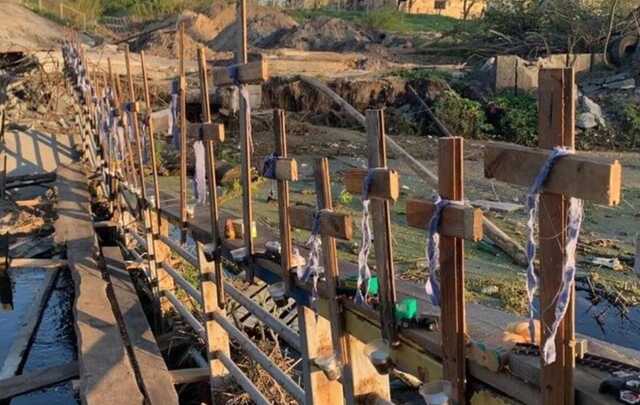 В Ирпене под разрушенным мостом открыли арт-работу в память о погибших