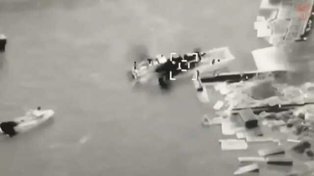 Bayraktar уничтожил десантный катер и технику россиян на острове Змеиный: опубликовано видео