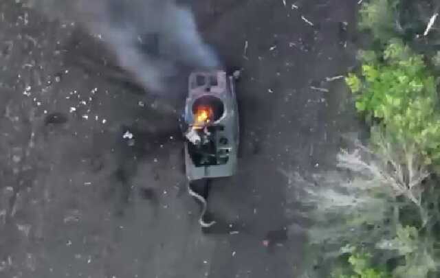 Десантники ЗСУ показали, як горять знищені ними танки та БМП окупантів