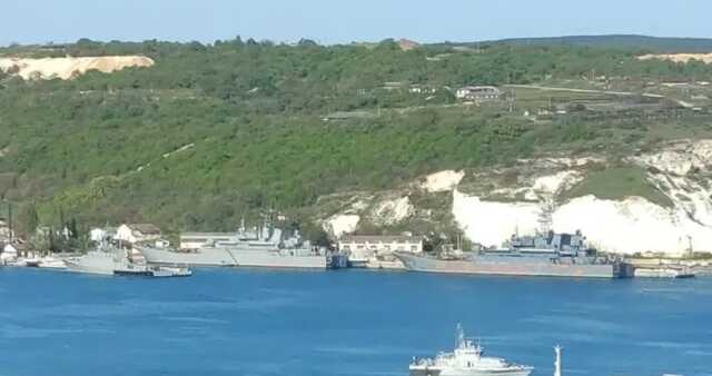 В бухте Севастополя стоит большой десантный корабль россиян с признаками повреждения