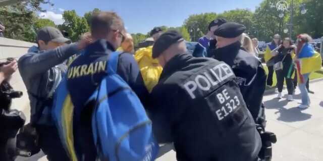 В Берлине полиция отобрала украинский флаг у активистов. Кулеба возмущен