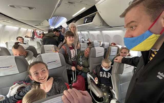 В Канаду прибыл первый самолет с украинскими беженцами