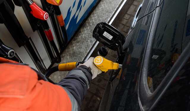 53-60 гривен за литр: АЗС начали устанавливать цены выше разрешенных Кабмином