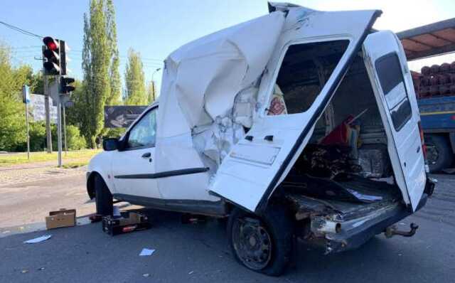 У Рівному зіткнулись два легковики, маршрутка та вантажівка, що перевозила балони з пропаном
