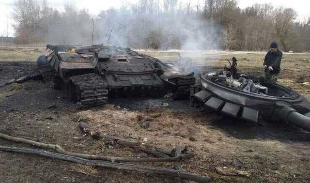 В сети появились кадры уничтожения колонны оккупантов на Донбассе