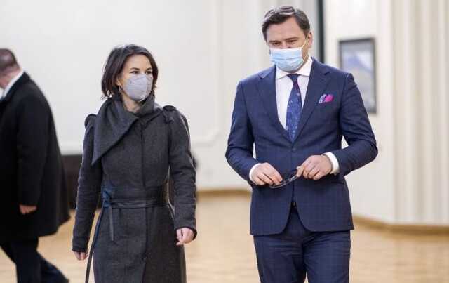 Бербок рассказала, когда Германия передаст тяжелую артиллерию Украине