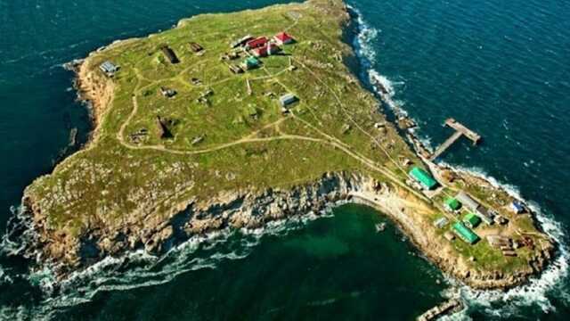 Россия пытается усилить свой слабо защищенный гарнизон на Змеином, – разведка Британии