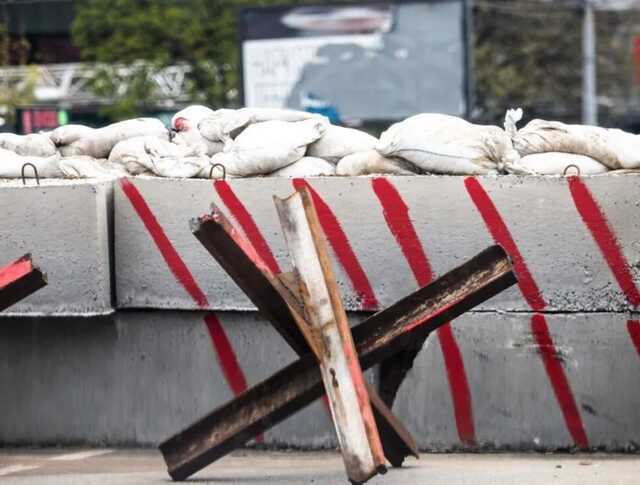 В Киеве легковушка на скорости протаранила бетонные блоки