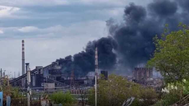 Над "Азовсталью" снова виднеется огромный столб дыма