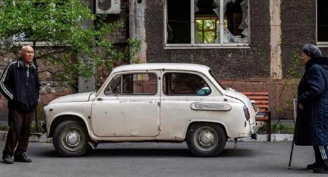 Пожилые украинцы эвакуировались из Мариуполя на 60-летнем горбатом Запорожце