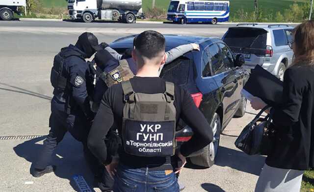 "Шикували" на зібрані кошти: на Тернопільщині затримали псевдоволонтерів