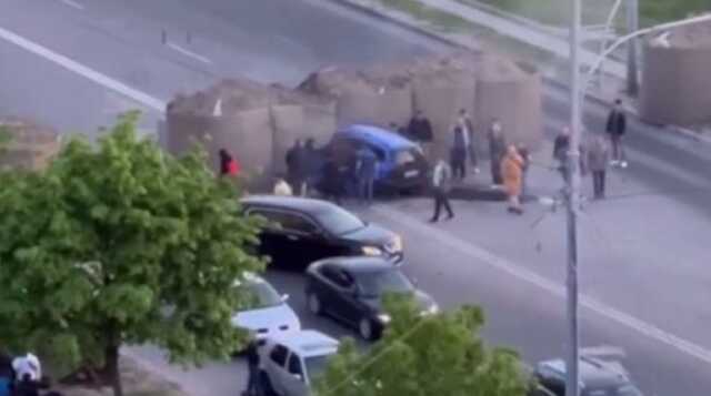 В Киеве авто на большой скорости врезалось в защитные блоки: есть жертвы