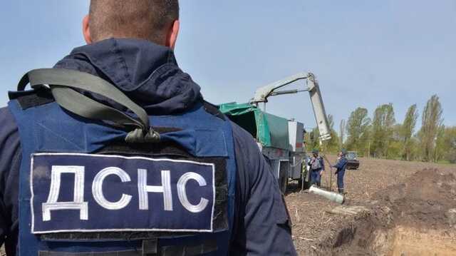 На Киевщине саперы нашли и обезвредили неуправляемые ракеты и осколочные боеприпасы