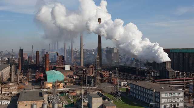 Оккупанты второй день подряд бьют по Авдеевскому коксохиму, есть раненый