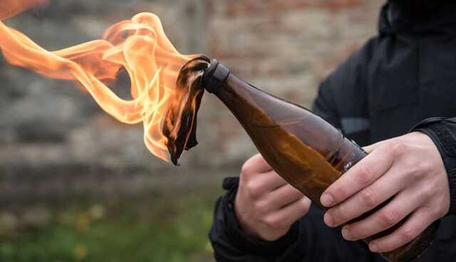 В российском Омске забросали коктейлями Молотова военкомат