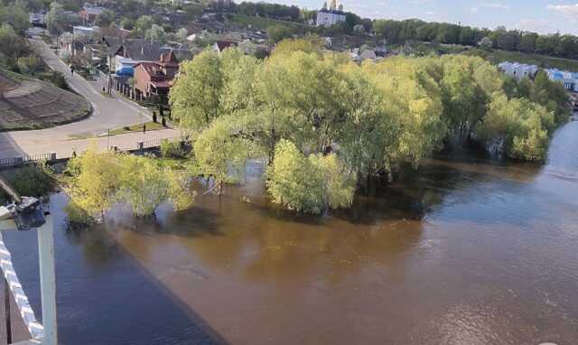 Десна вышла из берегов и затопила пляж в Чернигове